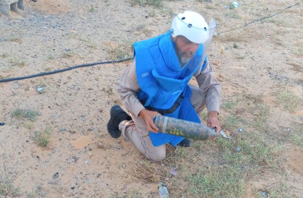 انتشال قذيفة مدفعية من مخلفات الحروب داخل مزرعة في تاجوراء