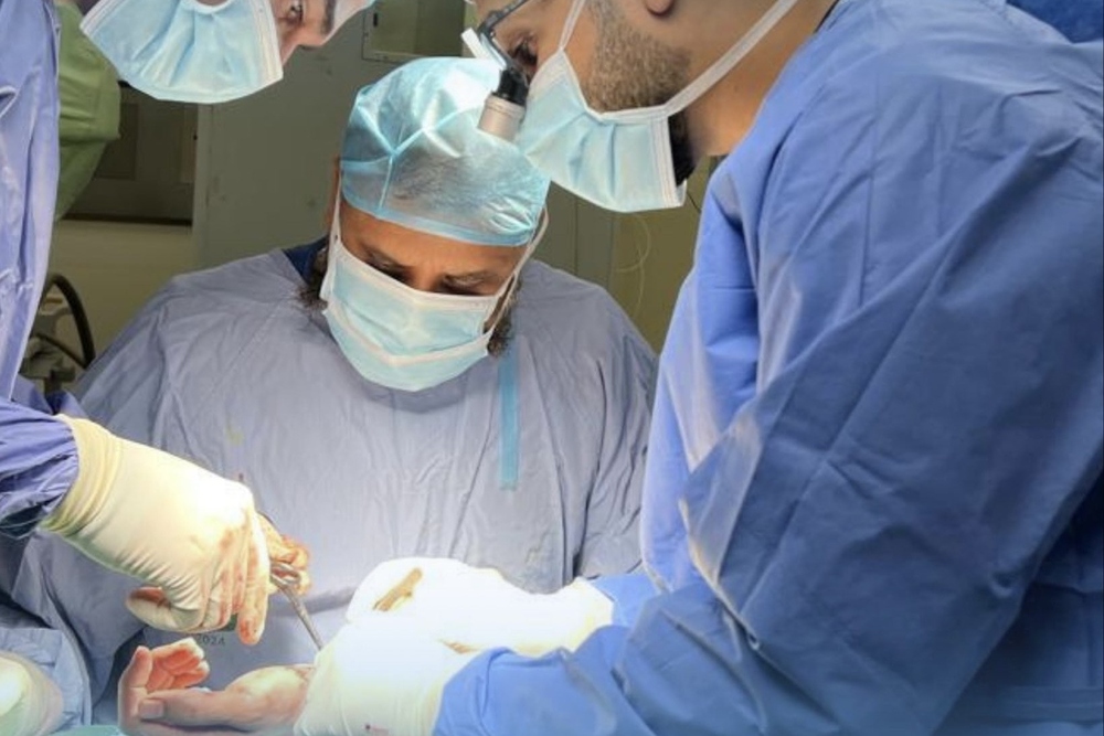 نجاح أول عملية ترميم تشريحي مزدوج لأربطة الرسغ في مستشفى صحار