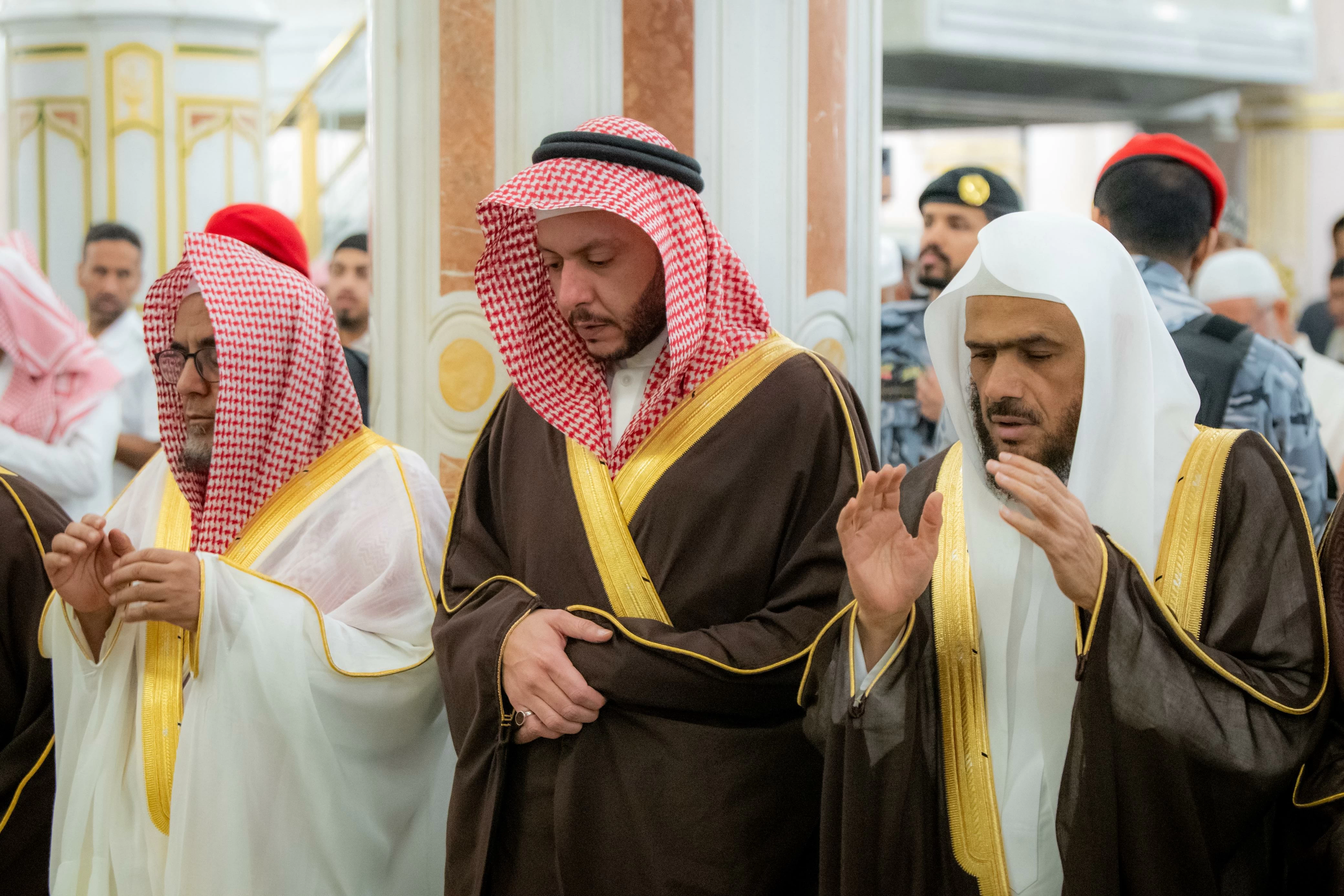 سعود بن نهار يزور المسجد النبوي ويلتقي أئمة الحرم