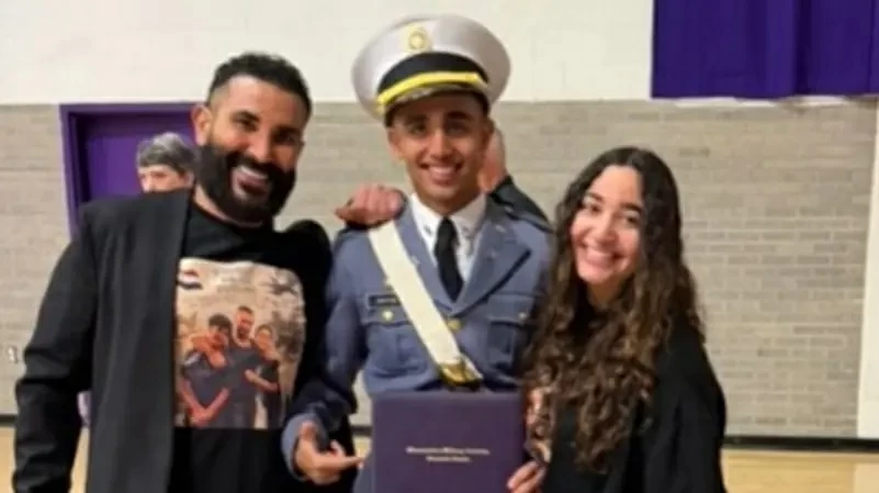 على وقع «فلوس بابا».. أحمد سعد يهدي نجله سيارة ليلة تخرجه