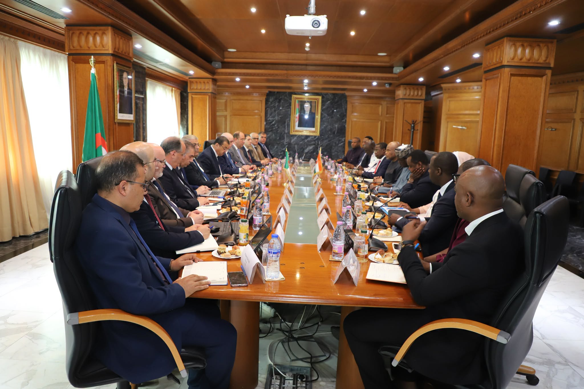السيد عرقاب يتباحث مع وزير البترول النيجري سبل تعزيز التعاون