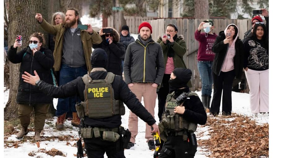 مقتل مواطن أميركي برصاص عميل هجرة يثير جدلاً حول حملة ترامب