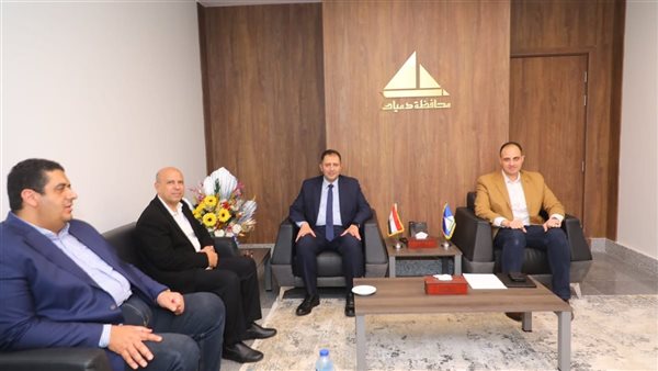 محافظ دمياط يبحث مطالب المواطنين في لقاء موسع مع نواب البرلمان