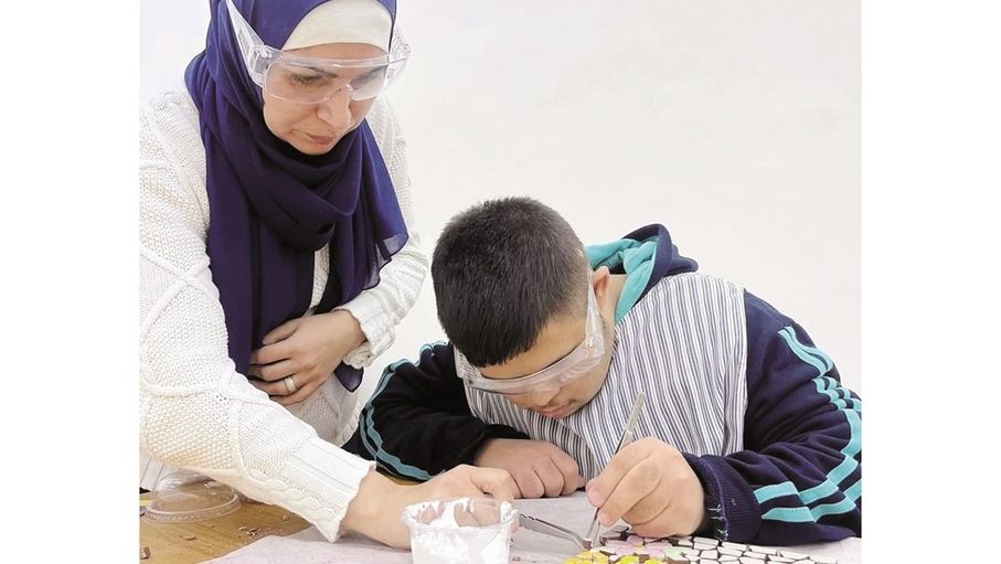 من الرسم إلى المسرح.. ذوو إعاقة يجدون بالفنون مساحة للدمج والتمكين