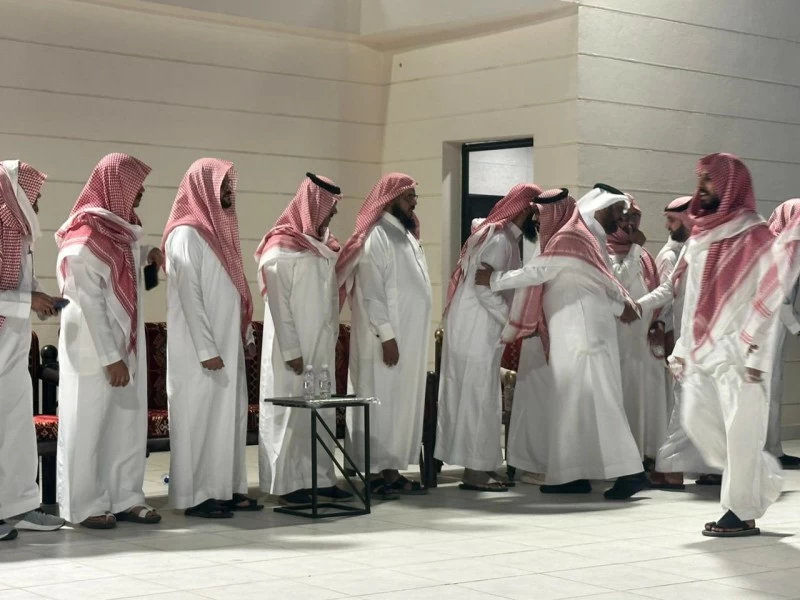الشيخ عبد الله القرني يستقبل المعزين في وفاة والده