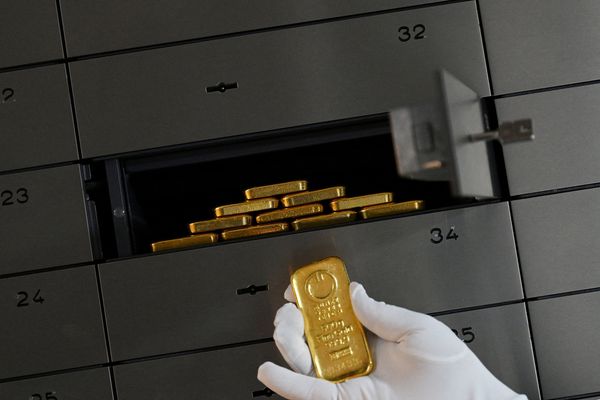 أسعار الذهب تواصل التراجع وسط توقعات بتشديد السياسة النقدية الأمريكية