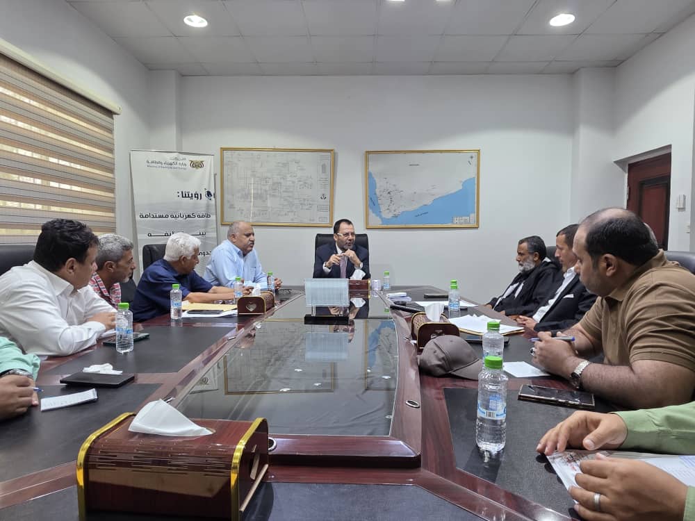 وزير الكهرباء يناقش استعدادات الوزارة لفصل الصيف القادم