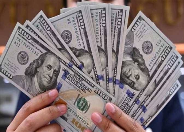 الدولار الأمريكي قرب أدنى مستوى في أسبوعين