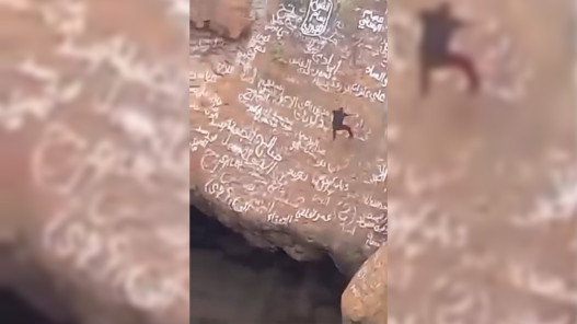 وفاة المتسلق اليمني القعقاع العبسي إثر سقوطه داخل فوهة بركانية في الضالع