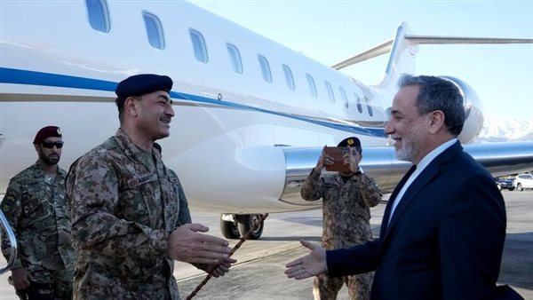 إعلام باكستاني: قائد الجيش يبحث مع مسؤولين كبار في طهران تفاصيل الرسائل الأمريكية