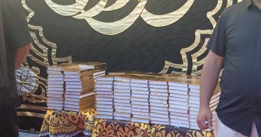 حمو بيكا يوزع 1000 مصحف في عزاء والده بالإسكندرية