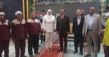 محافظ سوهاج يكرم 200 من عمال النظافة ويوزع عليهم الهدايا