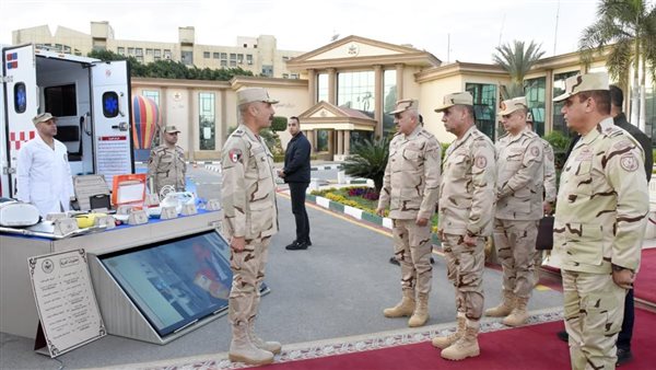 وزير الدفاع يتفقد الجاهزية القتالية للمنطقة المركزية العسكرية ويشارك المقاتلين وجبة الإفطار