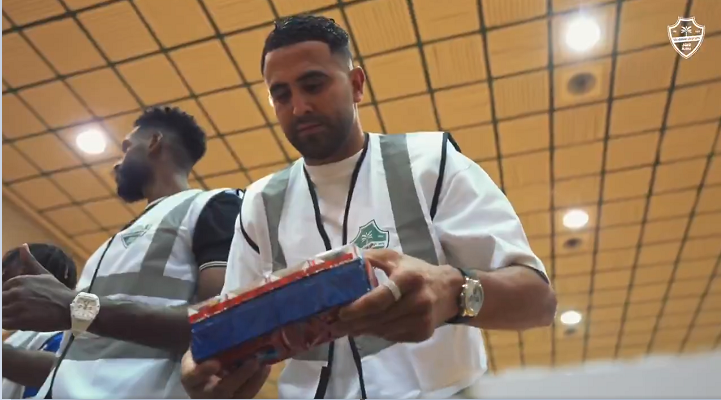 بالفيديو.. محرز يشارك في مبادرة خيرية لشهر رمضان