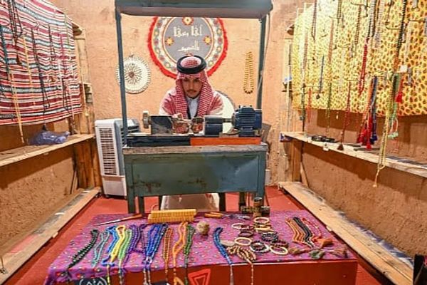 خراطة السبح اليدوية.. فنٌّ تراثيٌّ أصيل لازال حاضرا.!