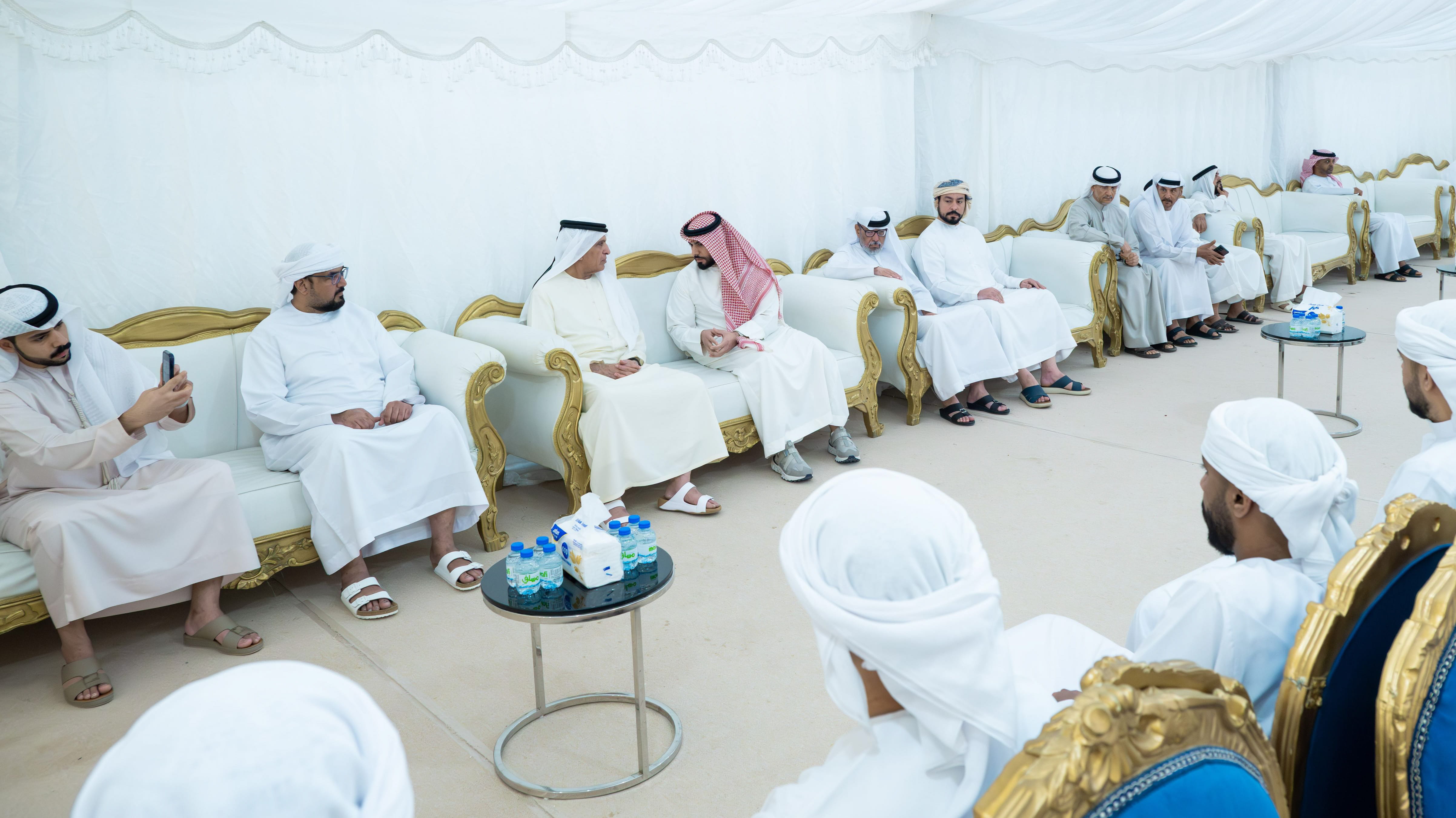 سعود بن صقر يقدّم واجب العزاء في وفاة حسين الرفاعي المنصوري