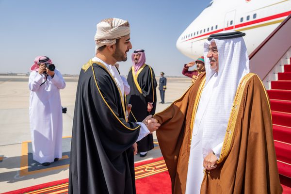 وليُّ عهد مملكة البحرين يصل إلى البلاد