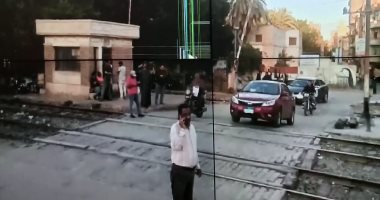 انتظام الحركة بمزلقان الشاملة بعد التعامل مع خروج عربة قطار بضائع فى بنى سويف