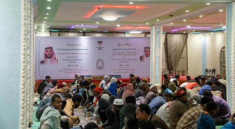 «الشؤون الإسلامية» تُفطر 2000 صائم في أديس أبابا ضمن برنامج خادم الحرمين