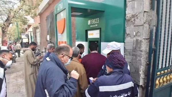 زحام أمام ماكينات الـATM قبل العيد، أعطال ونقص سيولة يضاعفان معاناة المواطنين