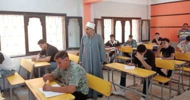 رئيس أزهر الشرقية يتابع امتحان الإنجليزية للقسم الأدبى ويطمئن على انتظام اللجان