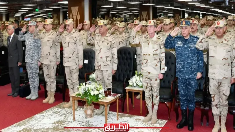 وزير الدفاع يلتقى بدارسى الأكاديمية العسكرية للدراسات العليا وطلبة الكليات والمعاهد العسكرية