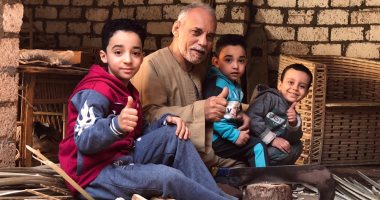 من خير النخيل فى الجيزة.. أنامل ذهبية تبدع فى صناعة منتجات الجريد.. حرفة يدوية بدأت من أقفاص الطيور إلى غرف نوم كاملة.. زبائنها من المحافظات وأجانب يعشقون التراث.. أحد الصناع: بيخرج من بين أيدينا تحف.