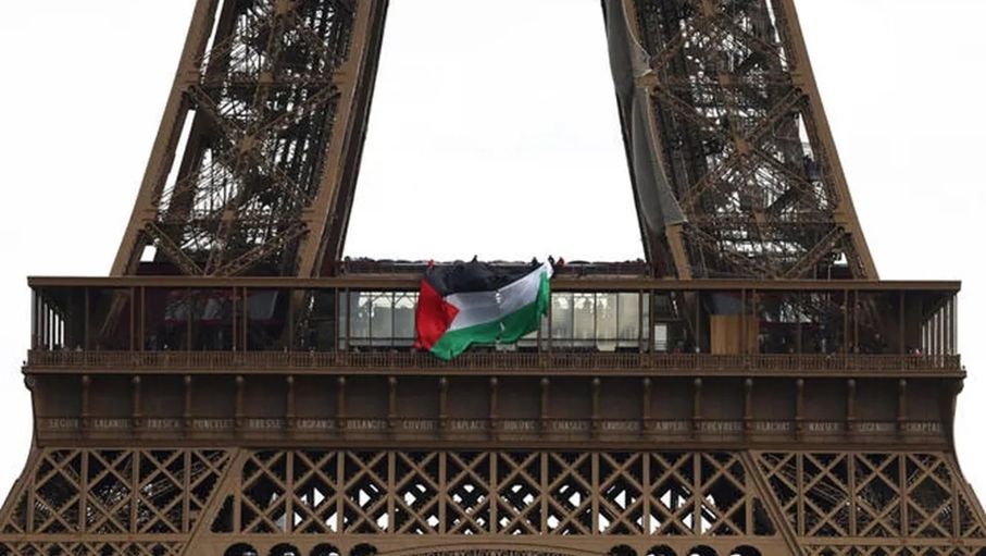 توقيف 6 أشخاص بعد رفع العلم الفلسطيني على برج إيفل في باريس