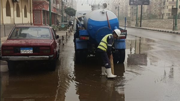 الدفع بسيارات الكسح وشفط المياه للتعامل مع تجمعات الأمطار بشوارع أسيوط