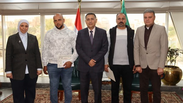 محافظ القليوبية يكرم سائقين لمشاركتهما في السيطرة على حريق بالقناطر الخيرية
