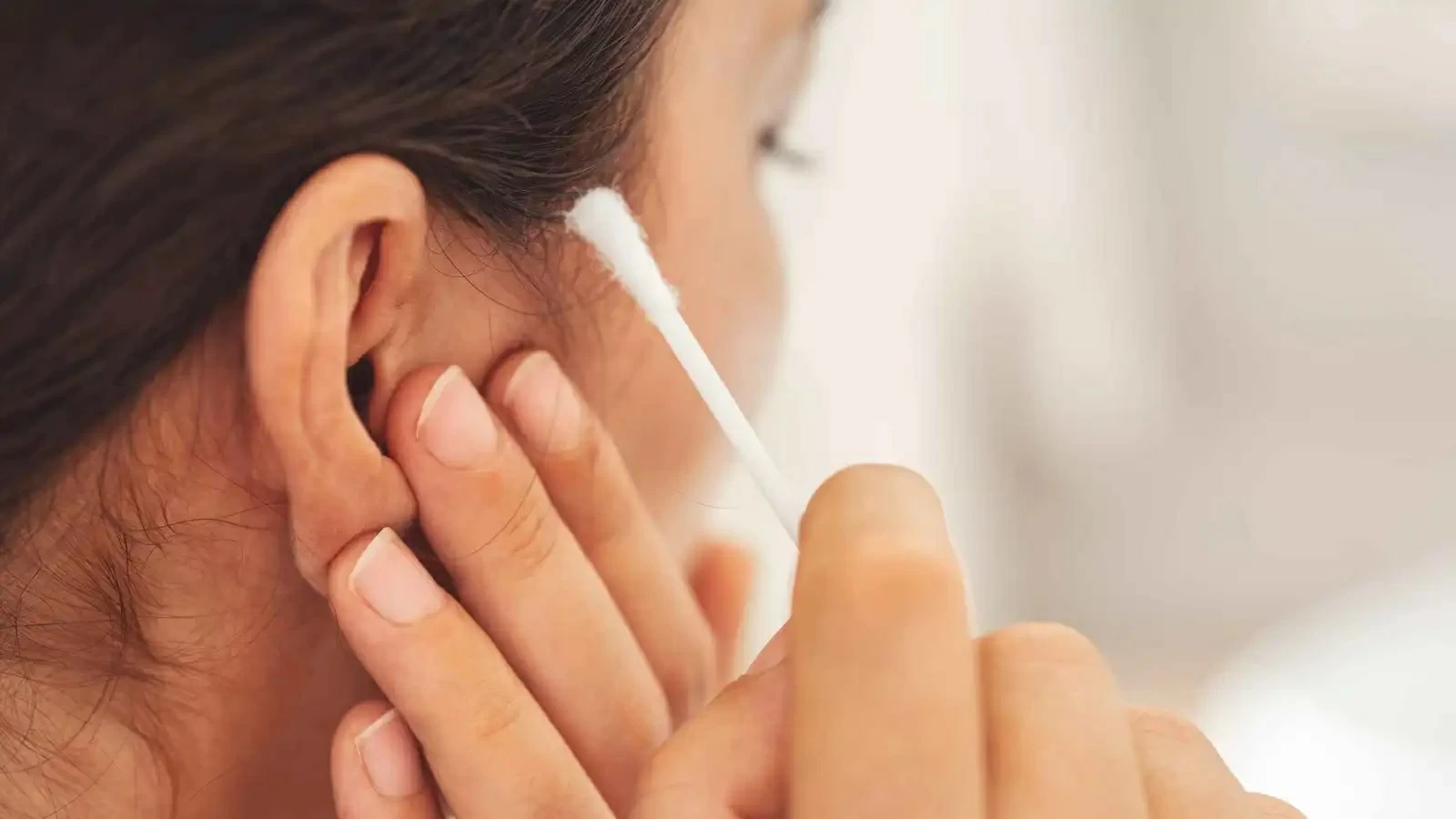 احذر: أعواد القطن قد تدمر أذنك بدلاً من تنظيفها