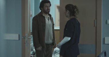 خروج منة شلبى وإياد نصار من المستشفى للبحث عن الجهاز فى مسلسل صحاب الأرض