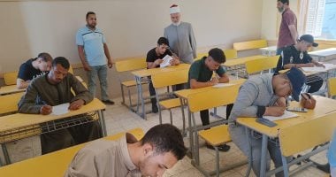 رئيس منطقة سوهاج الأزهرية يتفقد امتحانات الرياضيات التطبيقية للقسم العلمي