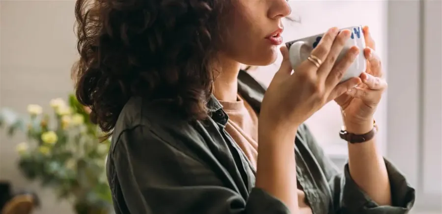 كيف تساعد المشروبات الساخنة على خفض حرارة الجسم؟