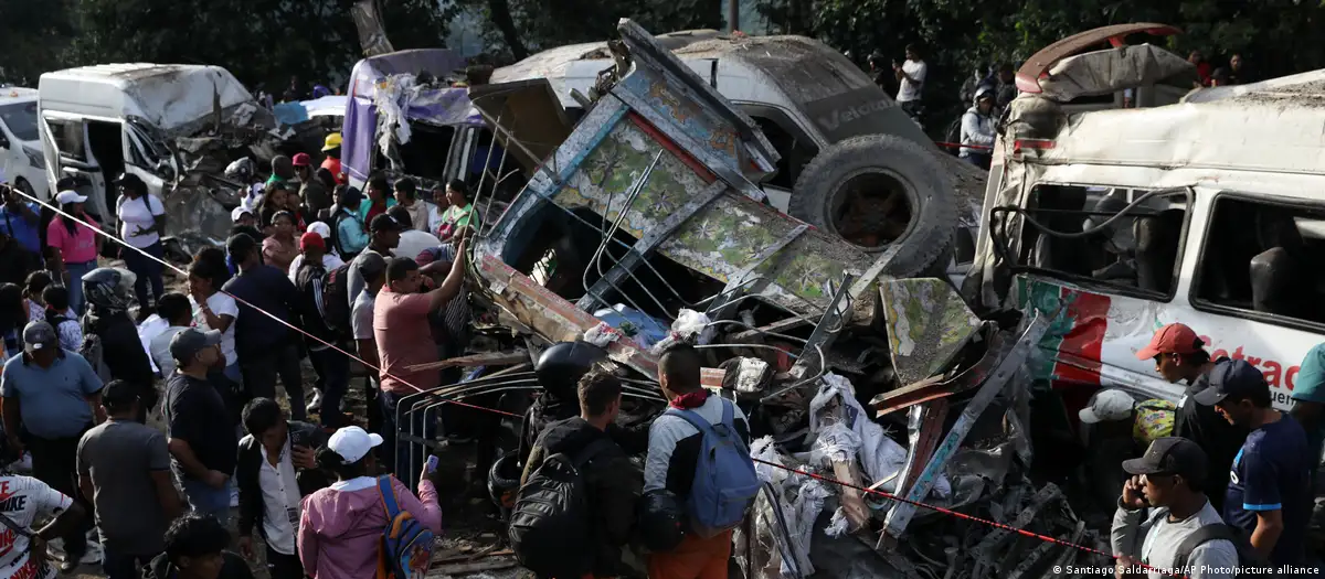 هجوم بقنبلة على طريق سريع في كولومبيا يسفر عن مقتل 19 شخصاً