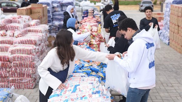 طلاب الجامعة الأمريكية بالقاهرة يجهزون 6000 كرتونة مواد غذائية خلال رمضان (صور)