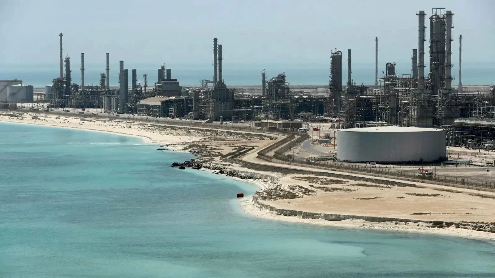 ترمب يأمر بضربات في العمق الإيراني.. وأسواق الطاقة تقفز بأكثر من 3%