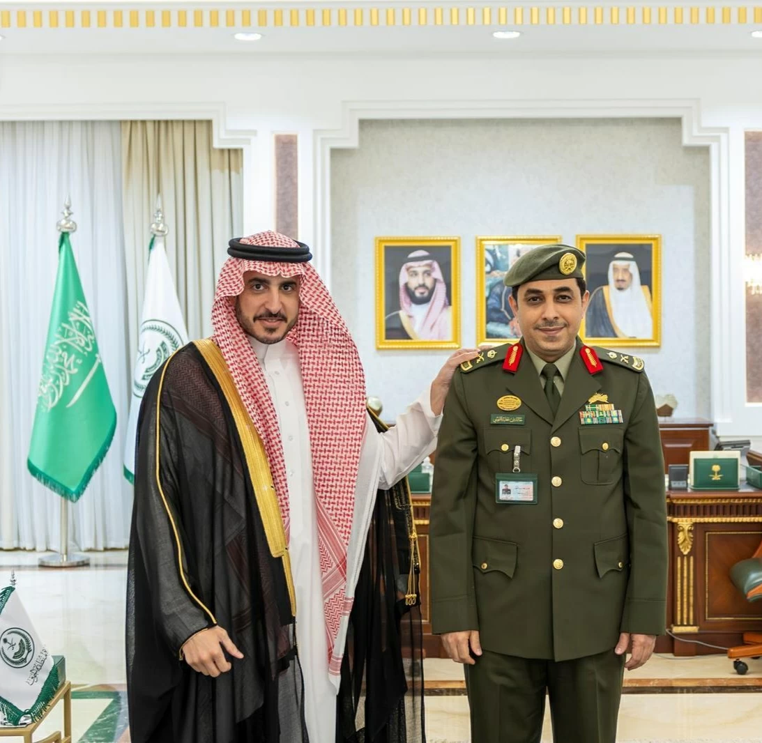 فيصل بن نواف يستقبل مدير جوازات المنطقة المكلّف ويقلّده رتبة لواء