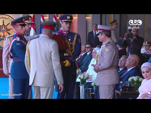 الفريق أشرف زاهر وزير الدفاع يقدم هدية تذكارية للرئيس السيسي في افتتاح مقر القيادة الاستراتيجية