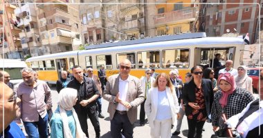 وفد الوكالة الألمانية يتجول فى شوارع الإسكندرية بالترام الأصفر المفصلي