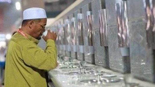 هل تقتصر فوائد ماء زمزم على شربها داخل الحرم ؟.. الإفتاء والأزهر يحسمان الجدل