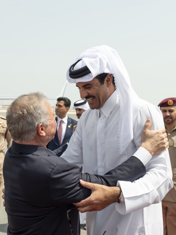 ‫ سمو الأمير يتقدم مستقبلي ملك الأردن
