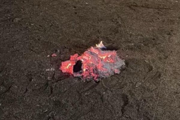 ضبط مواطن مخالف أشعل النار في غير الأماكن المخصصة لها في محمية طويق الطبيعية