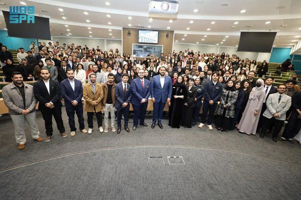 سفير خادم الحرمين الشريفين لدى المملكة المتحدة يلتقي الطلبة المبتعثين في بريطانيا