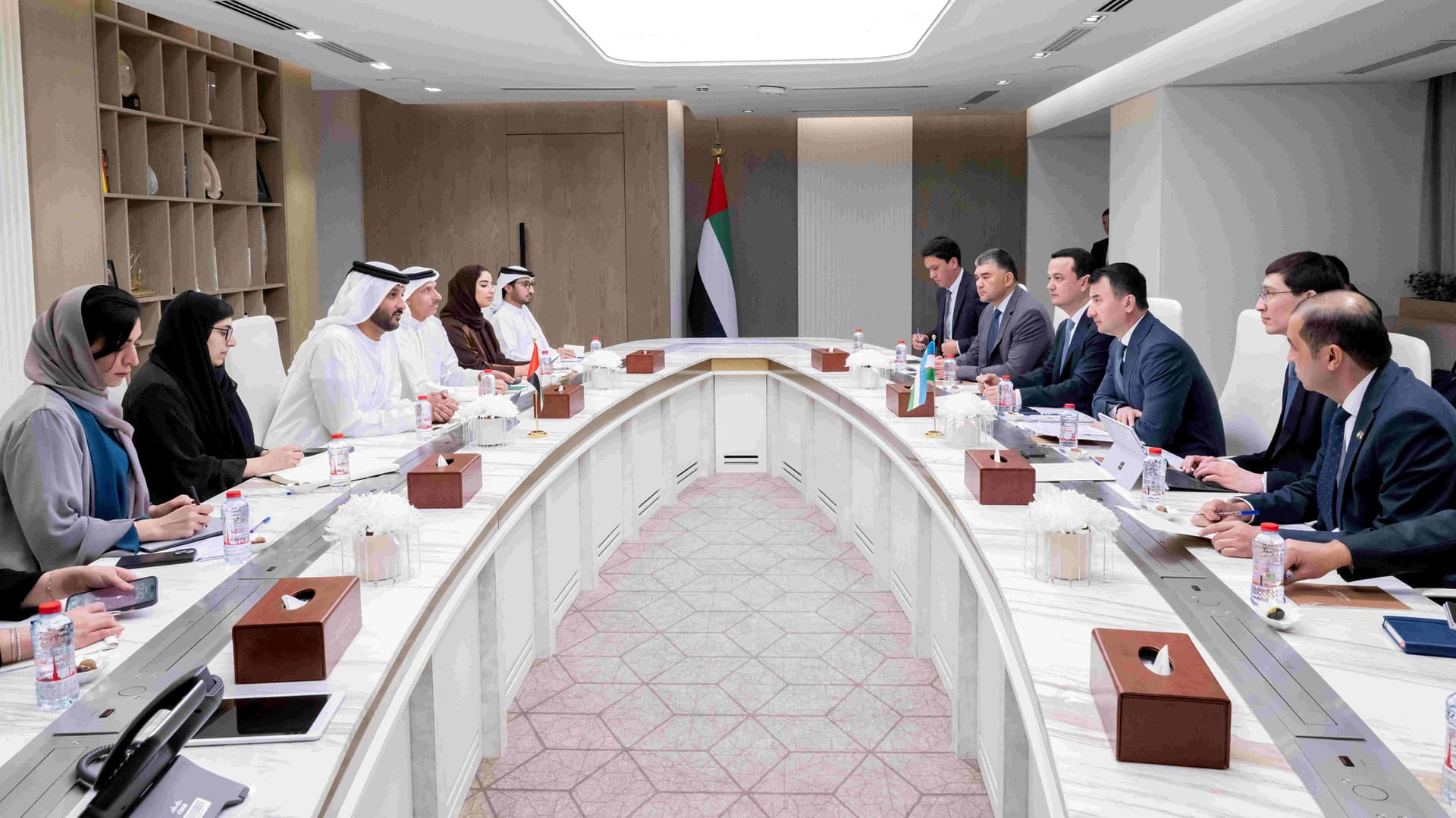 الإمارات وأوزبكستان تبحثان تعزيز الشراكة بقطاعات الاقتصاد الجديد