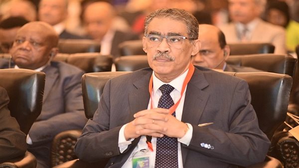 ضياء رشوان يقترح حظر استخدام الهواتف في المدارس: مطبق في 60 دولة