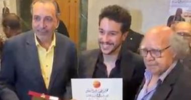 نور النبوى يتسلم تكريم والده النجم خالد النبوى بمهرجان جمعية الفيلم