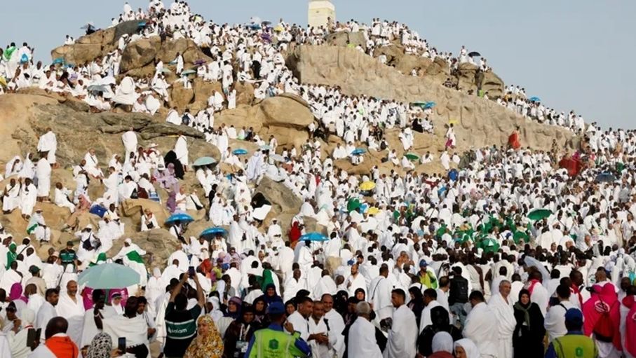 حجاج بيت الله الحرام يبدؤون النفير إلى مزدلفة