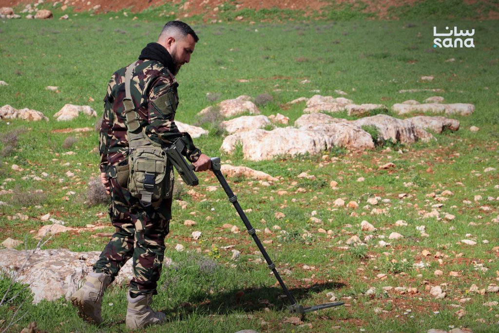 كتائب الهندسة تبدأ بإزالة الألغام ومخلفات الحرب في موقع رويحة الأثري بريف إدلب