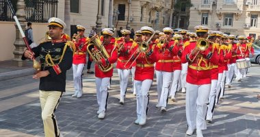 الإسكندرية تحتفى بذكرى تأسيسها على يد الإسكندر الأكبر.. موكب احتفالى وموسيقى عسكرية ووضع إكليل زهور أمام تمثال مؤسس المدينة الأروع فى البحر المتوسط.. وعروض للفنون الشعبية وسط أجواء ساحرة